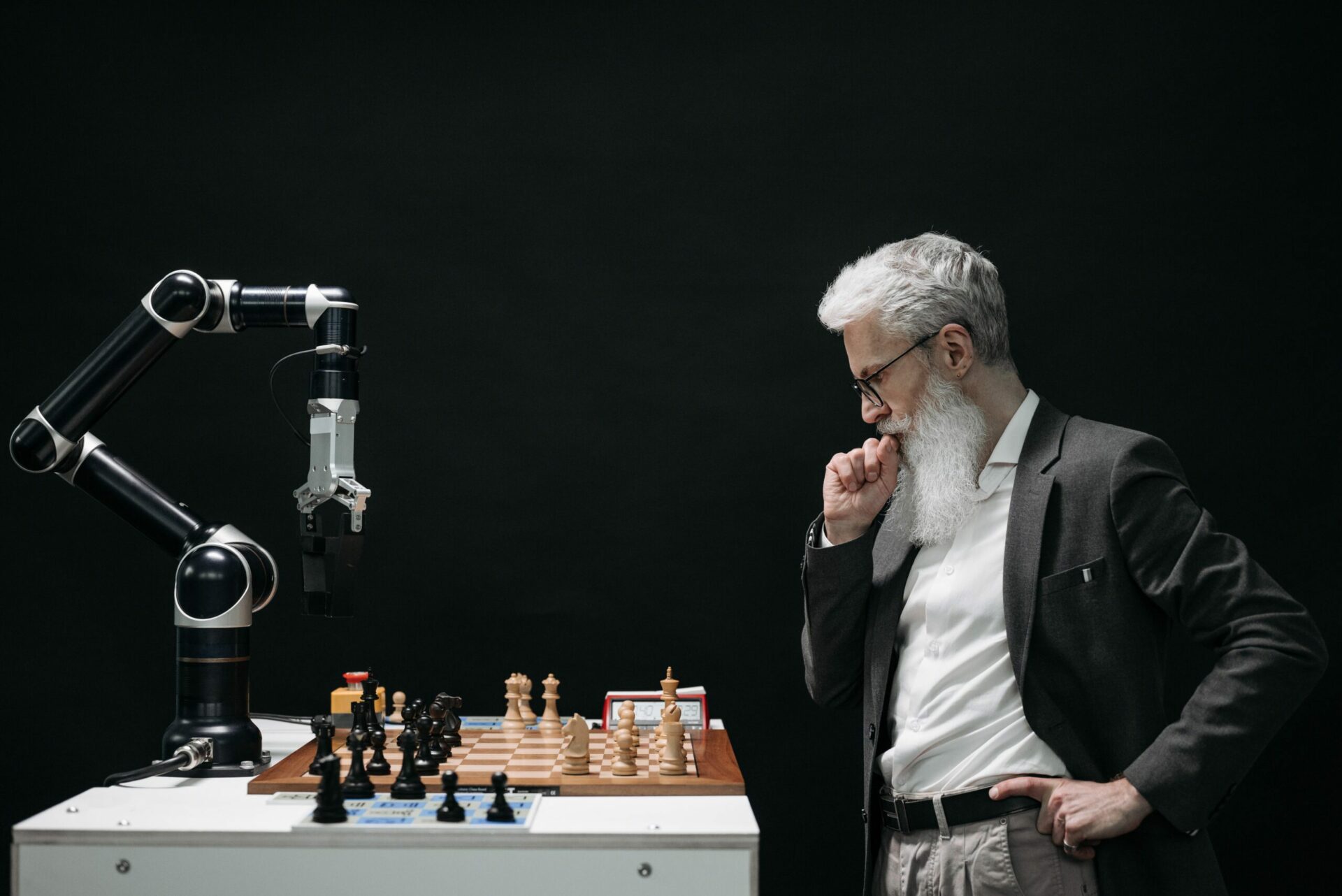 Roboter spielt gegen einen älteren Mann Schach